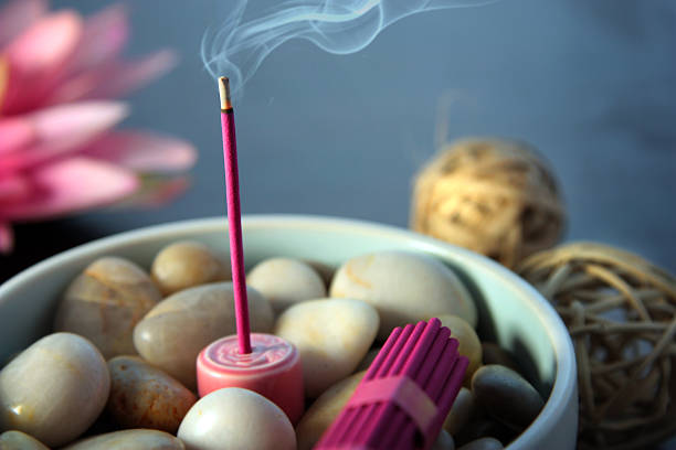 Pourquoi brûler de l’encens peut apaiser ton esprit (et ta maison) ?